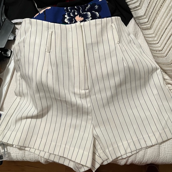 Striped shorts - Picture 3 of 3